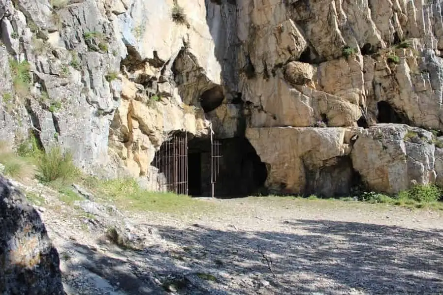 Cueva de San Genadio en Peñalba de Santiago