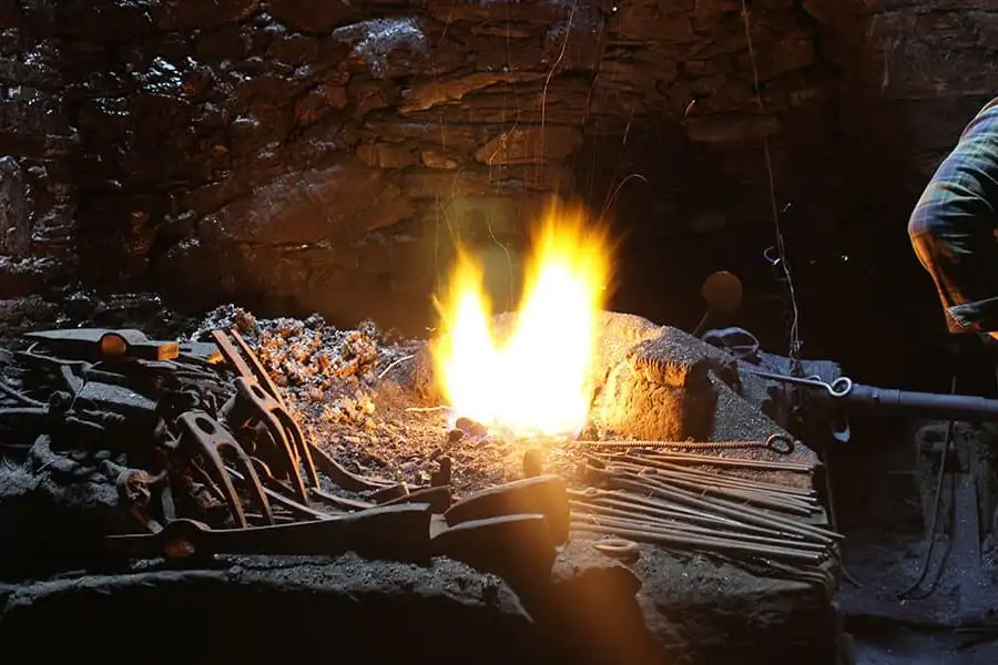Herrería de compludo enciende el fuego