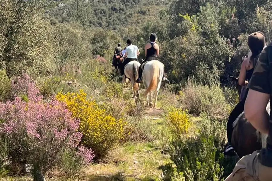 el Bierzo con niños montando a caballo en Las Médulas