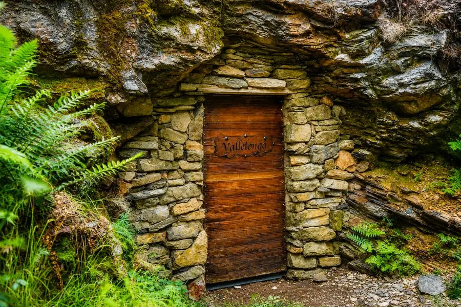 entrada mina hierro Ocero Sancedo El Bierzo ruta queso