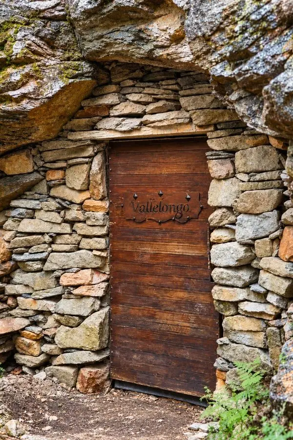 Entrada a la antigua cueva de maduración de queso artesano en Vallelongo El Bierzo